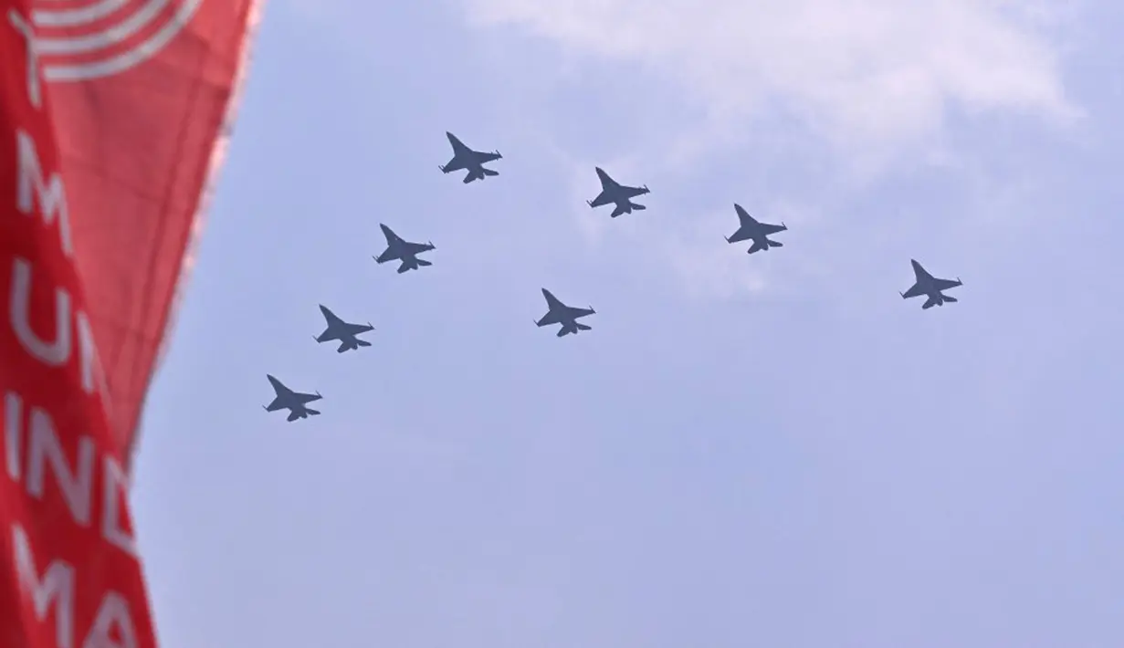 Jet tempur TNI Angkatan Udara mengikuti perayaan memperingati Hari Ulang Tahun (HUT) ke-78 Republik Indonesia (RI) di Jakarta, Kamis (17/8/2023). (ADEK BERRY/AFP)