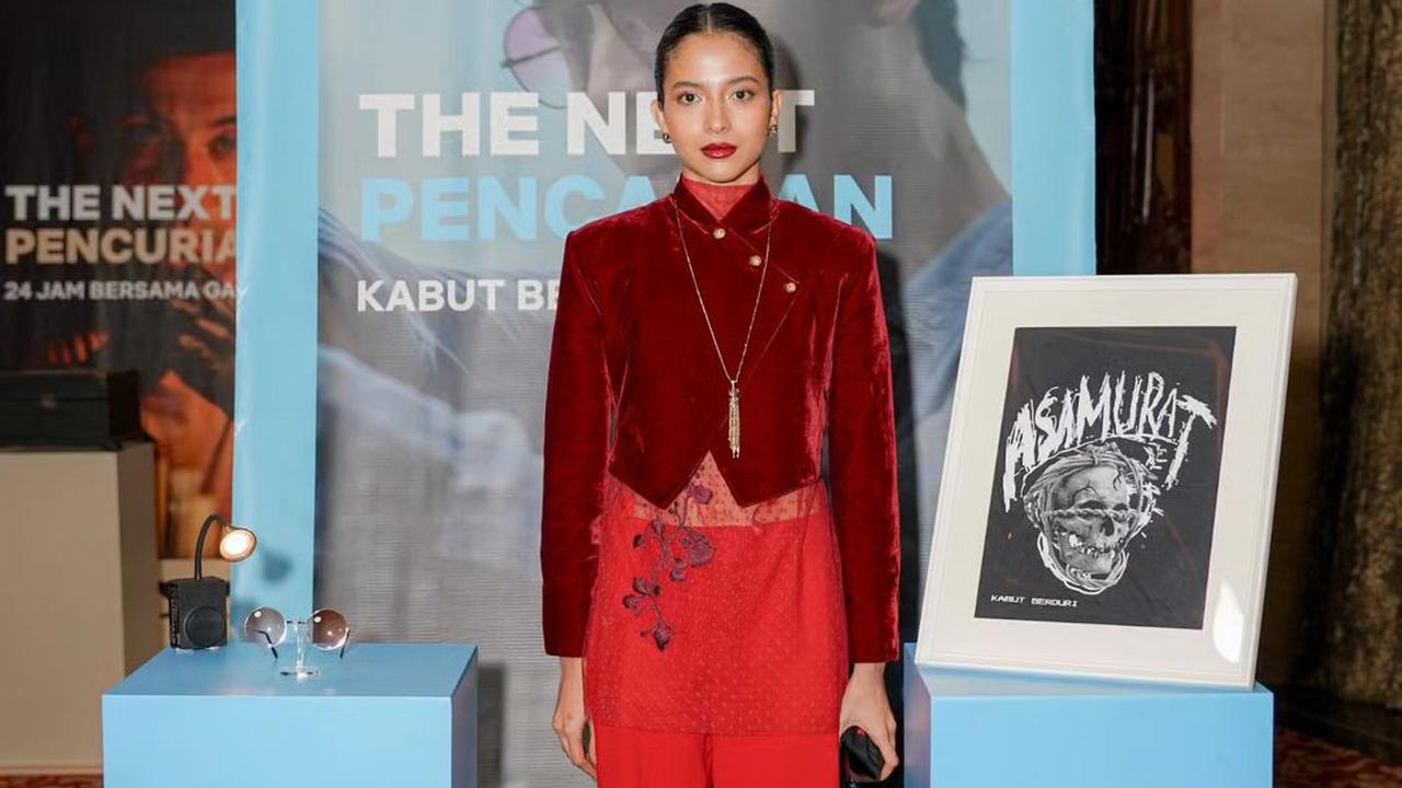 Putri Marino kenakan kebaya janggan velvet merah