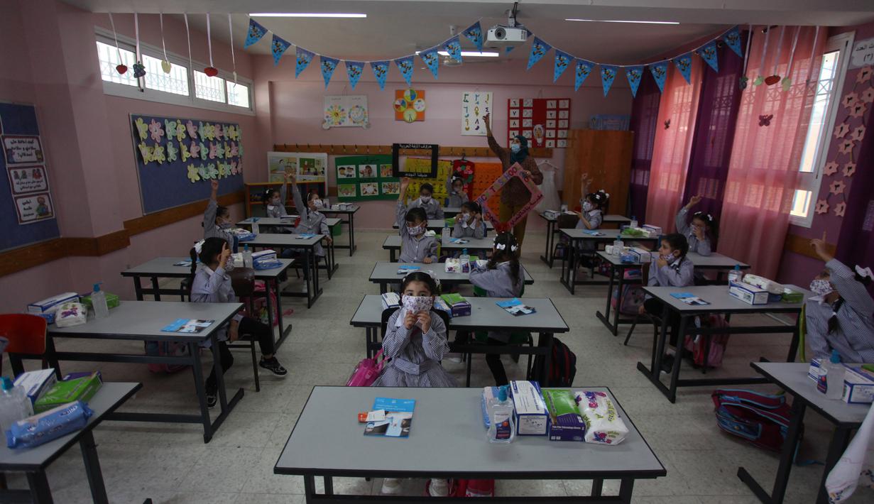 Para pelajar duduk di kelas pada hari pertama tahun ajaran baru di kamp pengungsi Al-Amari di Kota Ramallah, Tepi Barat (6/9/2020). Pelajar Palestina memulai tahun ajaran baru setelah belajar di rumah selama enam bulan akibat Covid-19. (Xinhua/Nidal Eshtayeh)