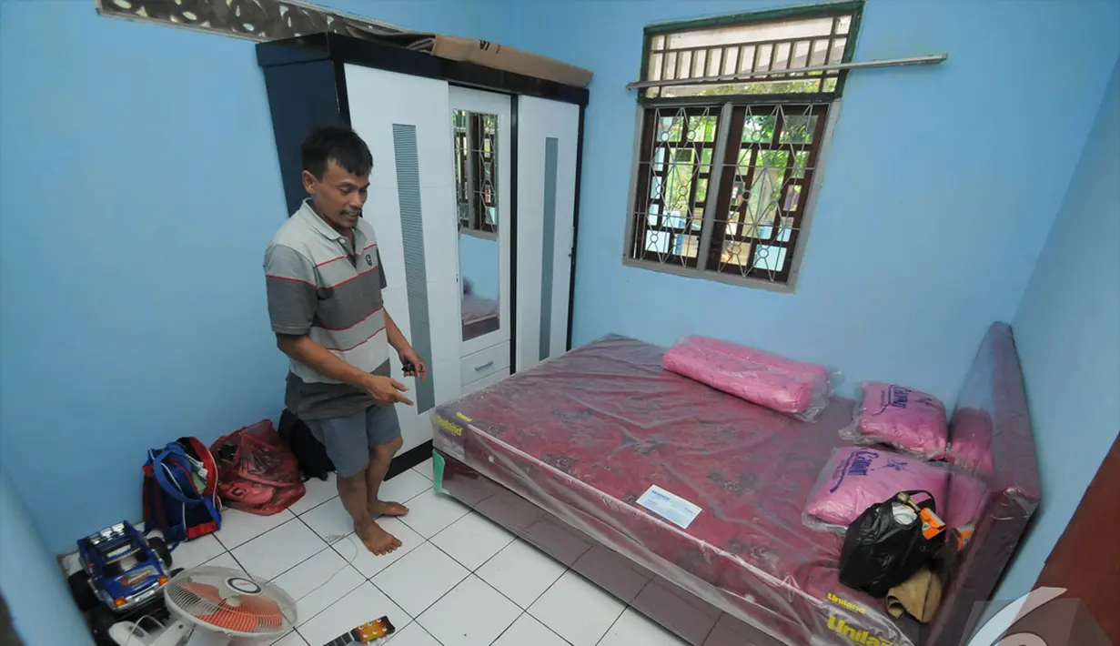 Ayah Sony memperlihatkan kamar yang akan ditempati Sony Wakwaw. Foto diambil pada Kamis (4/12/2014). (Liputan6.com/Herman Zakharia)