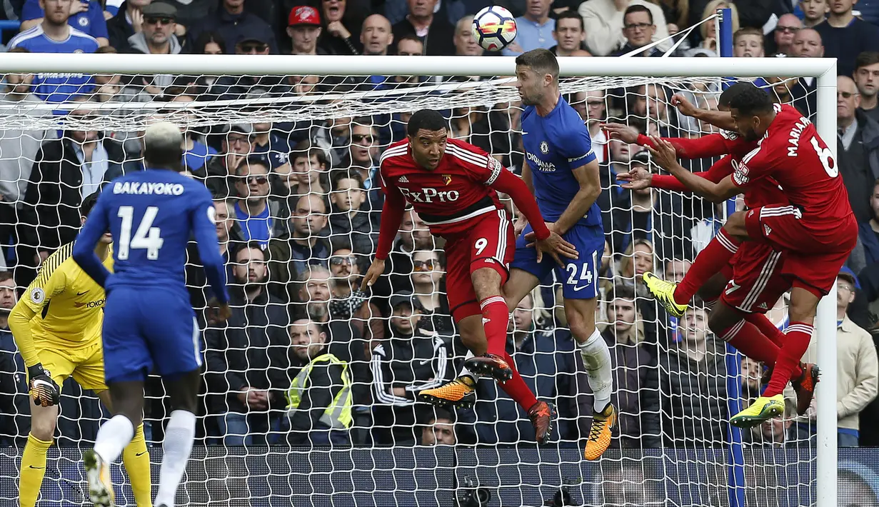 Kapten Chelsea, Gary Cahill, duel udara dengan striker Watford, Troy Deeney, pada laga Premier League di Stadion Stamford Bridge, London, Sabtu (21/10/2017). Chelsea menang 4-2 atas Watford. (AFP/Ian Kington)