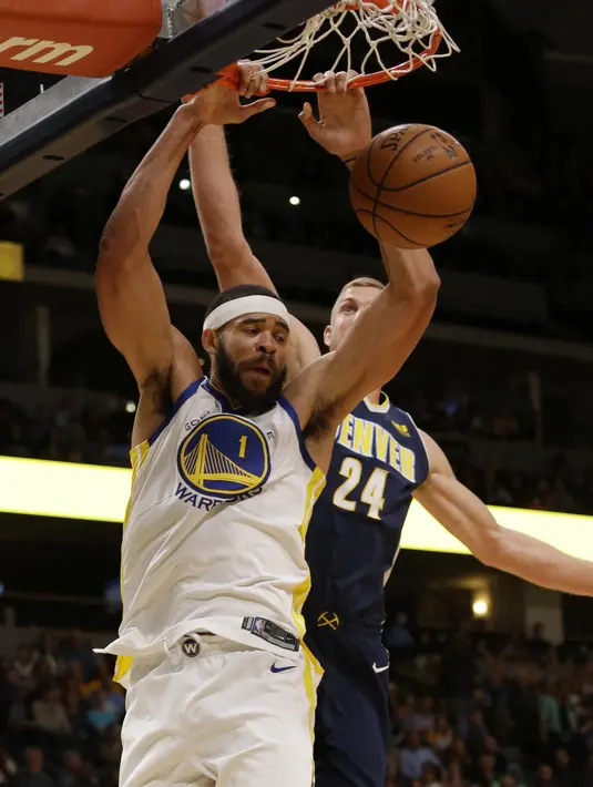 Pebasket Golden State Warriors, JaVale McGee, memasukan bola saat melawan Denver Nuggets pada laga NBA di Pepsi Center, Denver, Sabtu (4/11/2017). Warriors menang 127-108 atas Nuggets. (AP/Jack Dempsey)