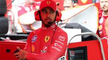 Pembalap Ferrari asal Inggris, Lewis Hamilton, terlihat setelah bendera merah dikibarkan akibat jarak pandang yang buruk, sehingga menunda dimulainya Grand Prix Formula Satu Belgia di sirkuit Spa-Francorchamps, Spa, pada 27 Juli 2025. (YVES HERMAN/POOL/AFP)