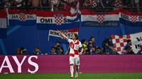 Gelandang Kroasia, Luka Modric, merayakan gol yang dicetaknya ke gawang Italia dalam laga Grup B Euro 2024 di Leipzig Stadium, Selasa (25/6/2024) dini hari WIB. (GABRIEL BOUYS / AFP)