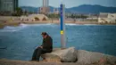 Seorang pria membaca buku di Pantai Bogatell, Barcelona, Spanyol, 25 Oktober 2020. PM Spanyol Pedro Sanchez mengumumkan Status Darurat untuk meredam penyebaran COVID-19, beberapa hari setelah Spanyol menjadi negara Uni Eropa pertama yang menembus angka 1 juta kasus. (Xinhua/Joan Gosa)