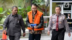 Bupati nonaktif Lampung Utara Agung Ilmu Mangkunegara tiba di Gedung KPK, Jakarta, Senin (3/2/2020). Agung akan diperiksa sebagai tersangka untuk melengkapai berkas terkait dugaan menerima suap proyek di Dinas PUPR dan Dinas Perdagangan Kabupaten Lampung Utara. (merdeka.com/Dwi Narwoko)