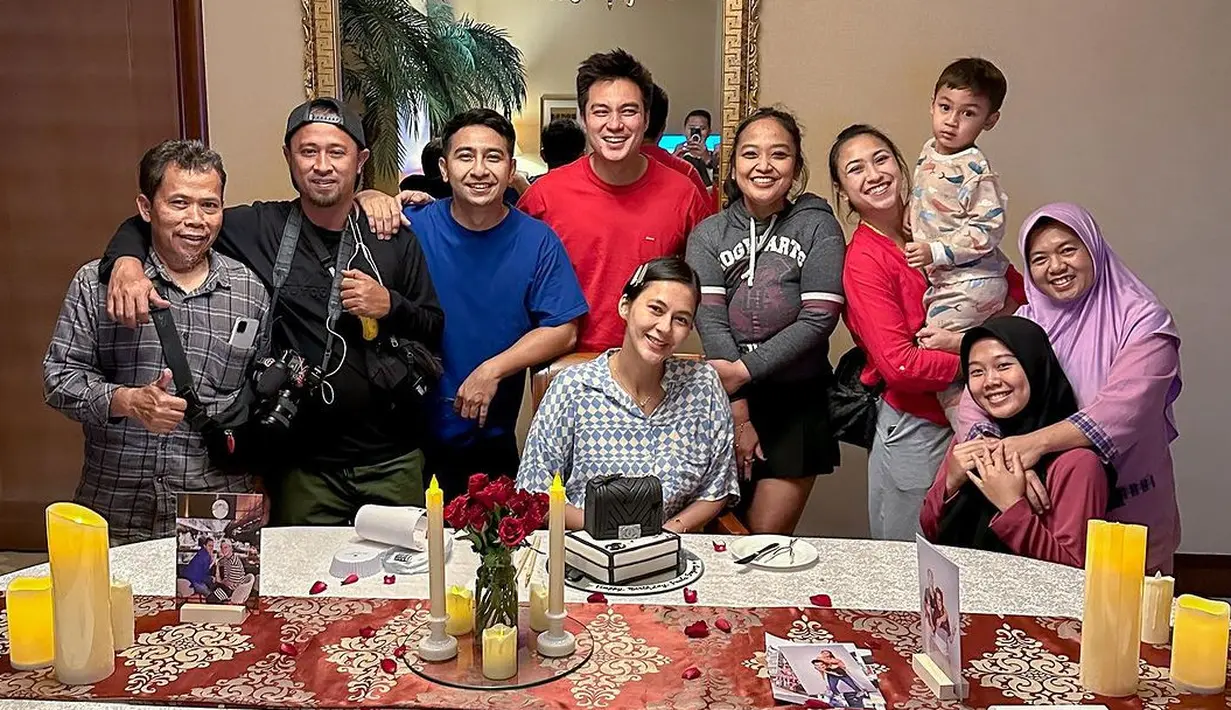 "Happy Bday Kesayanganku ❤️ Udah lama ga buat2 begini, jd kangen jaman pacaran. Yuk pacaran lagi hari ini,"  tulis Baim Wong di akun instagramnya. Potret Baim Wong bersama tim yang membantunya membuat kejutan ultah untuk sang istri. [Instagram/baimwong]