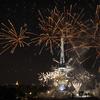 Kembang api menerangi Menara Eiffel selama perayaan Hari Bastille di Paris, Kamis (14/7/2022) malam. Sebagai informasi, perayaan Hari Bastille diwarnai dengan parade besar militer dan pesta kembang api. (AP Photo/Lewis Joly)
