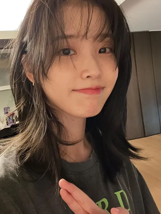 <p>Ini adalah foto selfie di mana IU memperlihatkan wajahnya saat baru memotong rambutnya. Tanpa makeup sama sekali, kulit wajah yang sehat alami seperti ini tetap membuatnya terlihat manis. Foto: Instagram.</p>