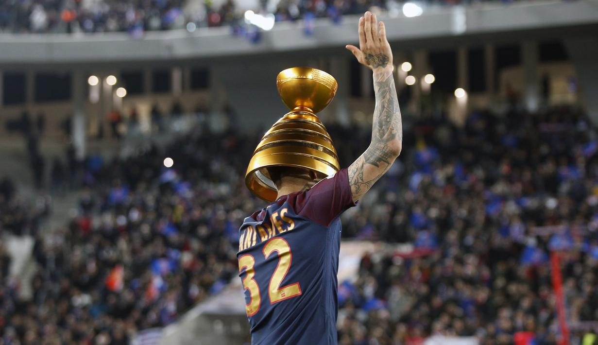 Pemain PSG, Dani Alves merayakan keberhasilan timnya meraih Coupe De La Ligue usai kalahkan AS Monaco di Stade Matmut Atlantique, Bordeaux, Sabtu (31/3/2018) waktu setempat. PSG menang 3-0. (AP/Thibault Camus)