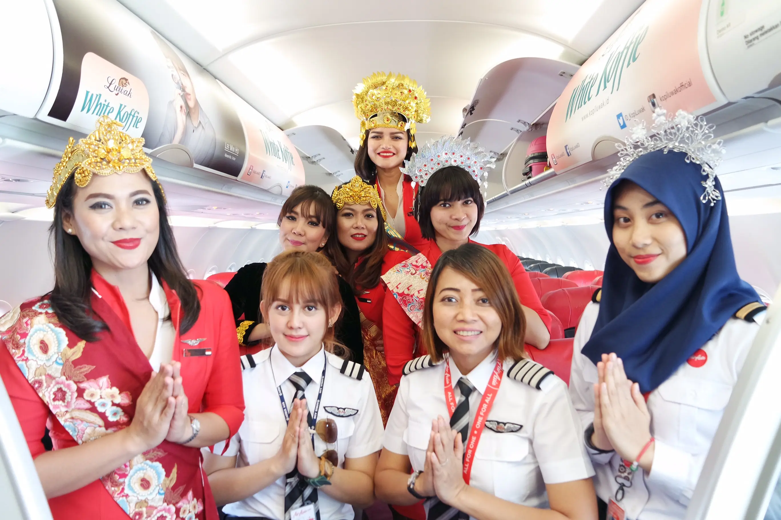 AirAsia melayani penumpang di Hari Kartini dengan seluruh kru wanita yang terbang dari Jakarta-Denpasar dan sebaliknya.