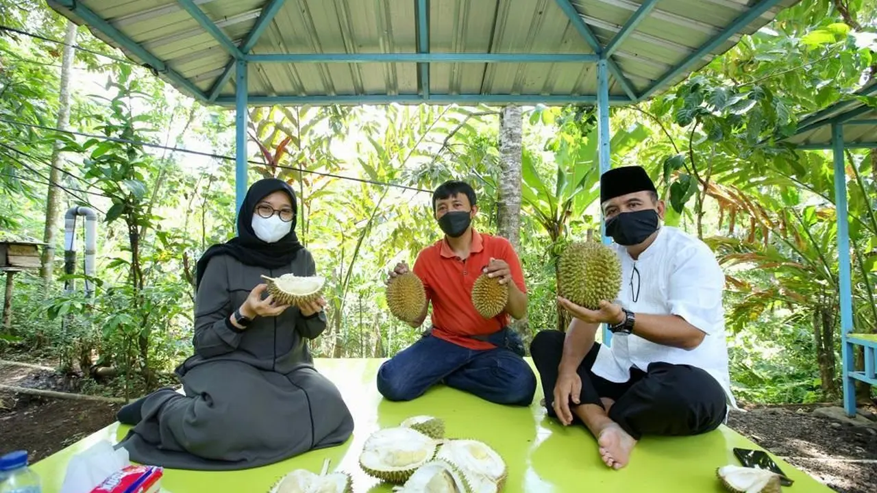 Bupati Banyuwangi Ipuk Fiestiandani (Kanan) tunjukan durian lokal Banyuwangi yang akan dipasarkan lewat Kang Durian. (Istimewa)