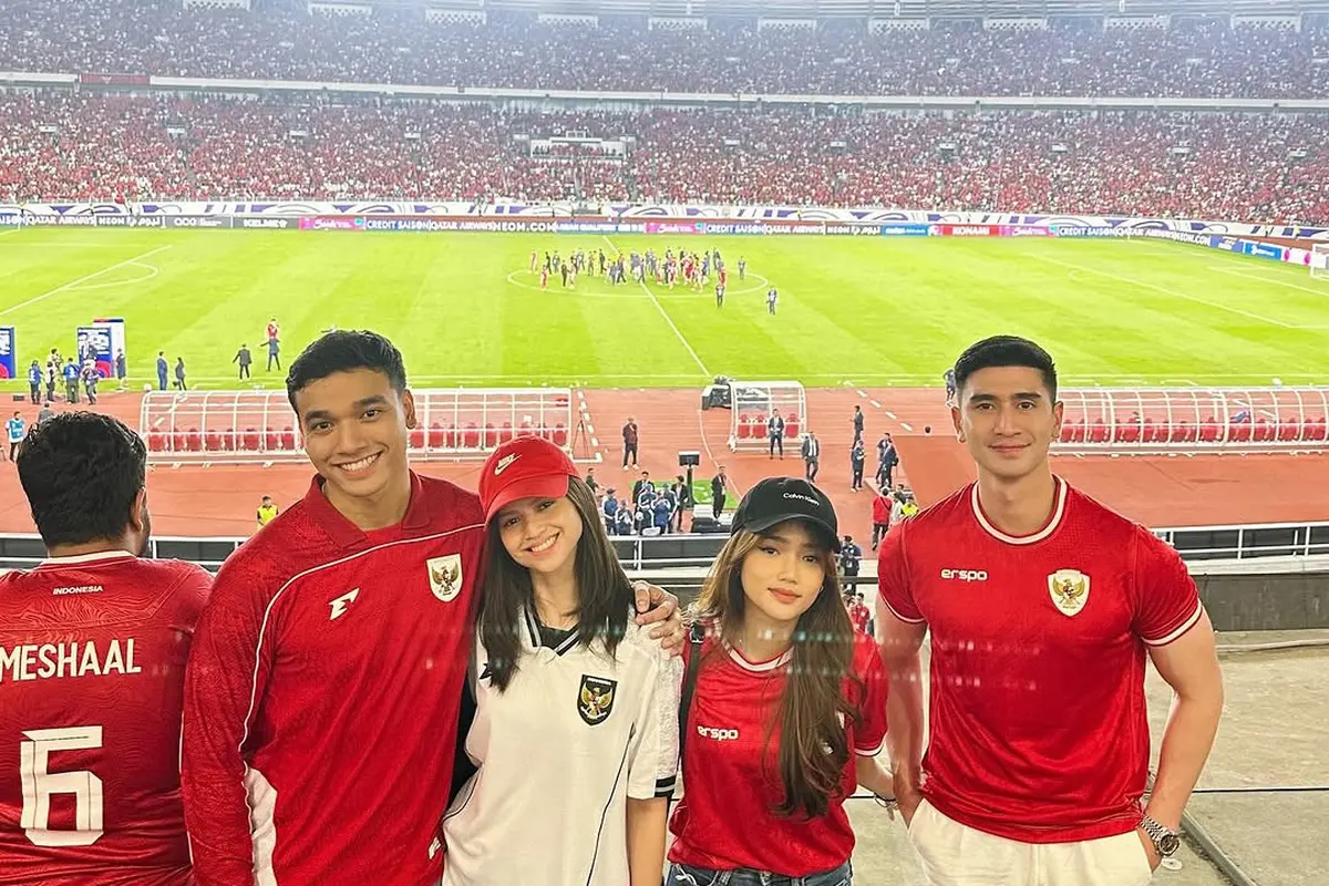 Duduk di Kursi VIP, Gaya Double Date Fuji An-Verrel Bramasta dan Fadly Faisal-Maudy Effrosina Nonton Timnas Indonesia VS Bahrain