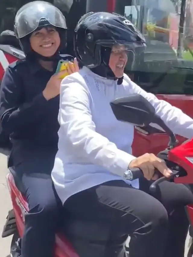 6 Potret Tri Rismaharini Naik Motor Listrik, Kendaraan Dinas Baru