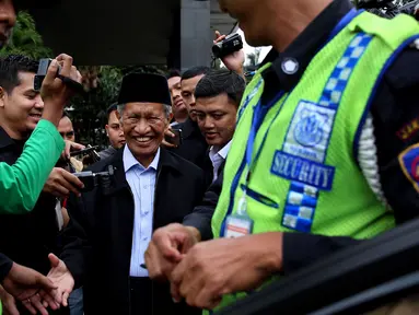 Mantan Hakim MK Muhammad Alim usai menjalani pemeriksaan di Gedung KPK, Jakarta, Rabu (2/11). Muhammad Alim diperiksa sebagai saksi dalam kasus dugaan suap sengketa Pilkada Kabupaten Buton di MK tahun 2011-2012. (Liputan6.com/Johan Tallo)