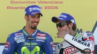 Marco Melandri (kiri) jadi rival terbesar Valentino Rossi pada MotoGP 2005. (AFP/Javier Soriano)