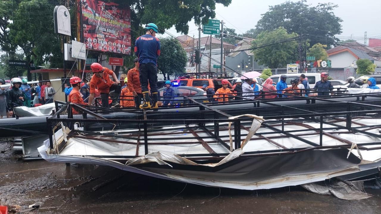 Sebuah billboard atau papan reklame berukuran besar di Jalan Pandu Raya, Kecamatan Bogor Utara, Kota Bogor roboh pada Kamis (30/11/2023).