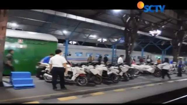 Sebagian besar motor yang tiba di Stasiun Purwokerto bernomor polisi Jakarta. Setelah dicek ulang petugas, sepeda motor dibawa ke gudang stasiun, menunggu diambil pemiliknya.