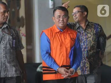 Bupati nonaktif Bengkayang, Suryadman Gidot meninggalkan gedung KPK usai menjalani pemeriksaan di Jakarta, Selasa (31/12/2019). Berkas perkara Tersangka kasus dugaan suap proyek pekerjaan di Pemkab Bengkayang, Suryadman Gidot telah lengkap (P21) dan siap untuk disidangkan. (merdeka.com/Dwi Narwoko)