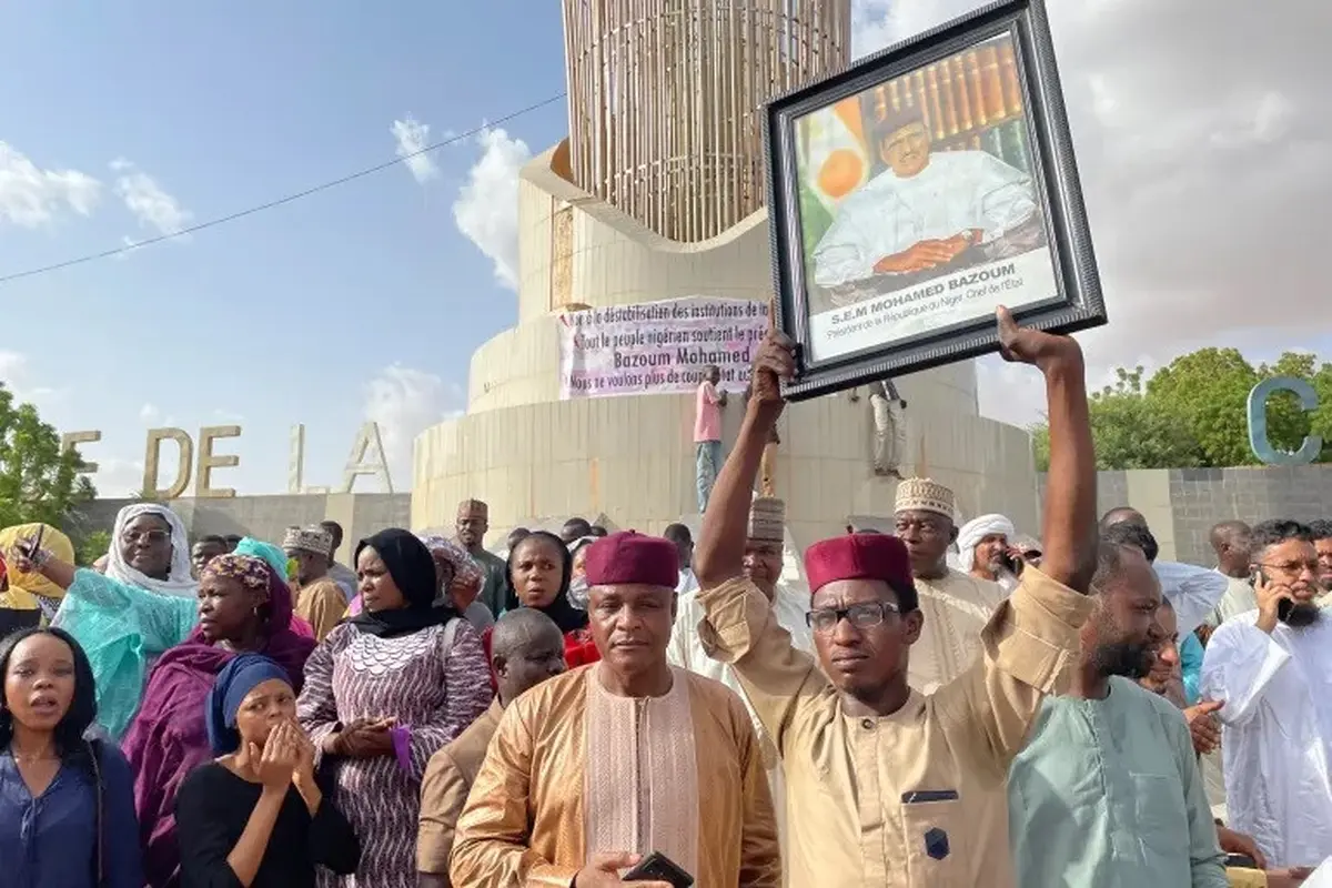 Pendukung Presiden Niger Bazoum yang dikudeta berkumpul untuk menunjukkan dukungan mereka kepadanya di Niamey pada 26 Juli 2023 (AFP)