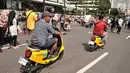 Warga mengendarai sepeda listrik Migo e-Bike berkeliling saat Car Free Day di Bundaran HI, Jakarta, Minggu (30/12). Migo merupakan layanan transportasi e-Bike sharing pertama di Indonesia. (Merdeka.com/Iqbal S. Nugroho)