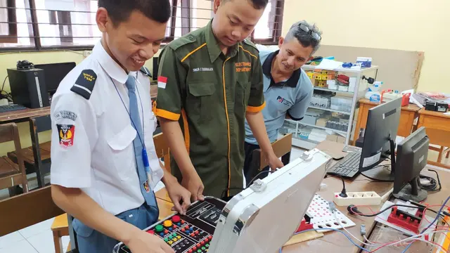 Alwan Hanif Ramadhan, siswa kelas X SMKN 2 Tasikmalaya, Jawa Barat, tengah menunjukan cara kerja awal Affordable Smart Prosthetic Arm, alias robot tangan khusus disabilitas ciptaannya