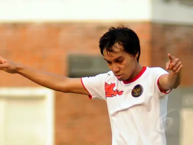 Selebrasi pemain tengah Timnas Indonesia U23, Novri Setiawan, usai menjebol gawang tim Pra PON DKI Jakarta di lapangan SPH Karawaci, Tangerang, (9/9/2014). (Liputan6.com/Helmi Fithriansyah)