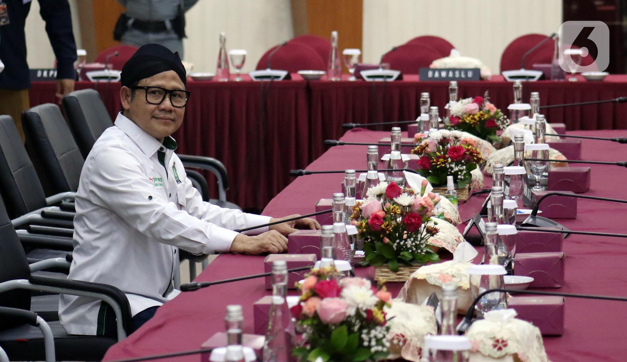 Kenakan Blangkon, Gus Muhaimin Daftarkan 580 Nama Bacaleg dari PKB ke KPU