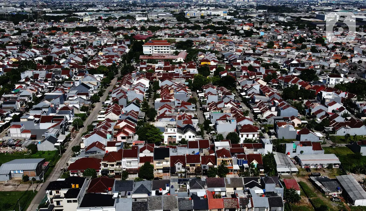 Pemandangan hunian rumah warga di Pulo Jahe, Jakarta, Kamis (24/3/2022). Warga DKI masih melakukan eksploitasi air tanah untuk bisa memenuhi kebutuhan air bersih sehari-hari. Hingga kini pelayanan air bersih baru mencapai 68 persen dari keseluruhan warga DKI Jakarta. (merdeka.com/Imam Buhori)