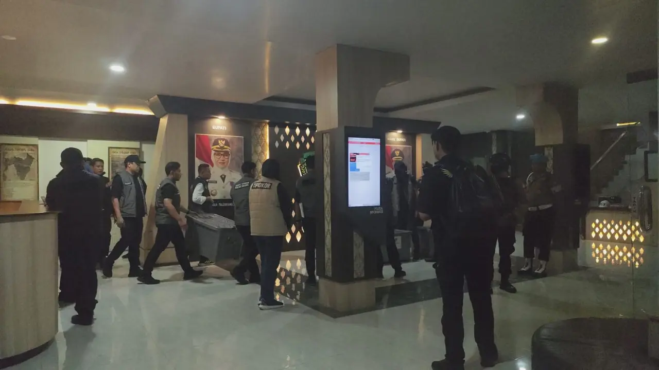 Polisi geledah kantor Bupati Gowa