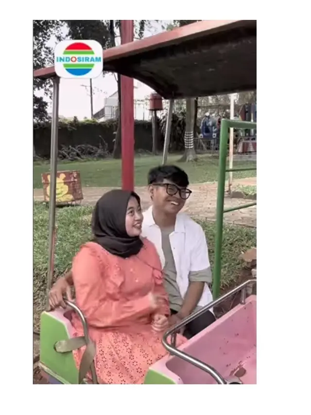 Hamil Anak Kedua, Ini 7 Potret Mesra Komika Musdalifah Basri dan Suami