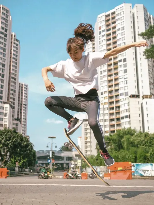 Bukan sekedar busananya, namun  Sheryl pun sepertinya juga hobi berolahraga. Dan bermain skateboard adalah salah satu olahraga yang digemarinya. Sporty banget kan gayanya?  (Instagram/Sherylsheinafia)