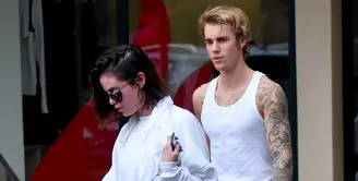 Selena Gomez dan Justin Bieber tertangkap tengah liburan berdua di hotel. (PopSugar)