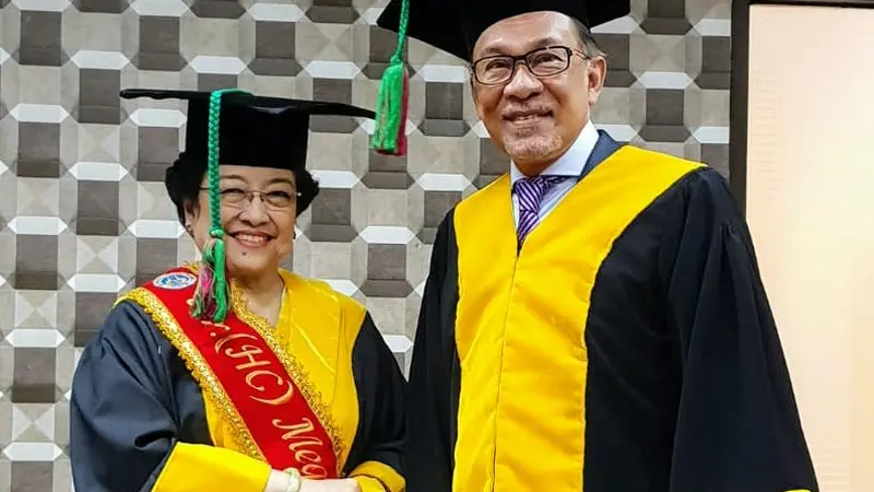 Dato' Seri Anwar Ibrahim berjabat tangan dengan Megawati Soekarnoputri dalam penganugerahan gelar doktor honoris causa dari Universitas Negeri Padang, 29 Oktober 2018 (Liputan6.com/Putu Merta Surya Putra)