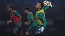 Kiper Timnas Indonesia, Awan Setho, bersiap melempar bola saat latihan di Stadion Patriot, Bekasi, Senin (2/10/2017). Latihan ini merupakan persiapan jelang laga persahabatan melawan Kamboja. (Bola.com/Vitalis Yogi Trisna)