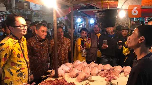 Wamendag Jerry Sambuaga saat meninjau bapokting di Pasar Cisaat Kabupaten Sukabumi (Liputan6.com/Fira Syahrin).