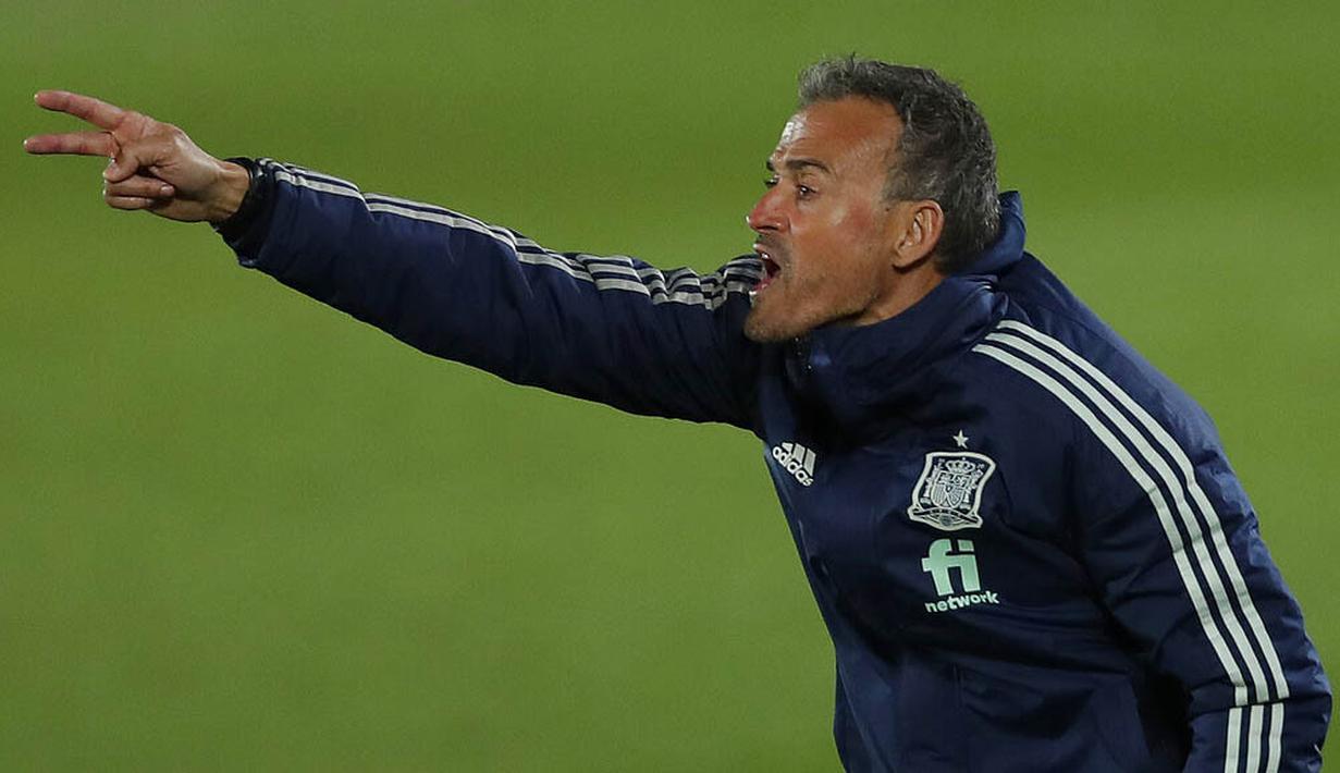 Pelatih Spanyol, Luis Enrique, memberikan arahan kepada anak asuhnya saat melawan Swiss pada laga UEFA Nations League di Stadion Alfredo di Stefano, Minggu (11/10/2020). Spanyol menang dengan skor 1-0. (AP Photo/Manu Fernandez)