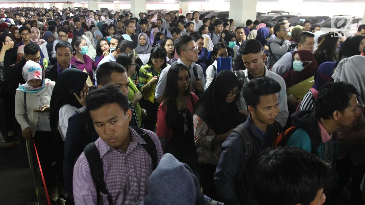 Ribuan Pelamar Banjiri Bursa Kerja di Jakarta