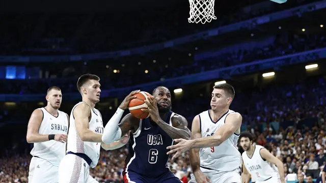 LeBron James menerobos pertahanan Serbia di laga pertamanya pada Olimpiade 2024