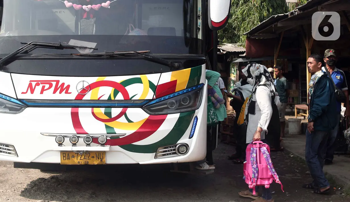 Sejumlah calon penumpang menaikkan bus di Terminal Lebak Bulus, Jakarta, Senin (5/9/2022). PO Bus Antar Kota Antar Provinsi (AKAP) mengatakan harga tiket naik berkisar 15 - 20 persen akibat kenaikan harga bahan bakar minyak (BBM). (Liputan6.com/Herman Zakharia)