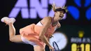 Petenis Russia, Maria Sharapova  melakukan servis saat melawan petenis AS Lauren Davis pada hari ke-5 turnamen tenis Australian Open 2016  di Melbourne, Jumat (22/1/2016).  (AFP/Greg Wood)