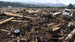Puing-puing yang disebabkan hantaman banjir karena luapan sungai di daerah Asakura, prefektur Fukuoka, Kamis (6/7). Hujan lebat yang disertai angin kencang menyebabkan sejumlah sungai meluap di kawasan selatan Jepang. (Sadayuki Goto/Kyodo News via AP)