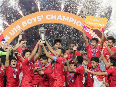 Timnas Indonesia U-19 tampil sebagai juara Piala AFF U-19 2024 setelah mengalahkan Thailand 1-0 pada laga final di Stadion Gelora Bung Tomo (GBT), Surabaya, Senin (29/7/2024). Gol tunggal Garuda Muda dicetak Jens Raven pada menit ke-18. Gelar juara ini menjadi yang kedua bagi Indonesia setelah pertama kali meraihnya pada edisi 2013 di Sidoarjo. (Bola.com/Bagaskara Lazuardi)