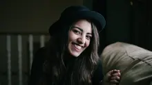 Ilustrasi perempuan cantik dan bahagia | copyright unsplash.com/Priscilla Du Preez 🇨🇦