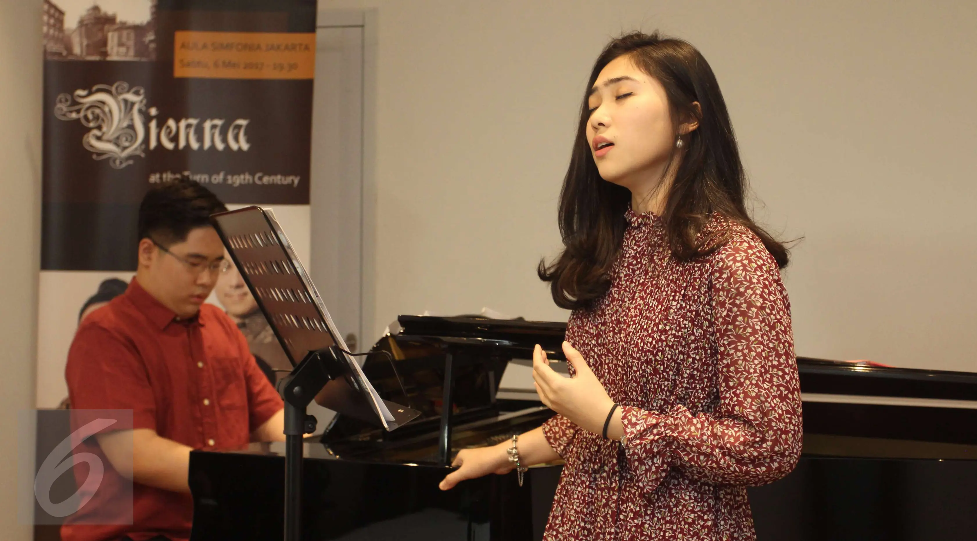 Penyanyi Isyana Sarasvati dan Pianis Jonathan Kuo saat latihan jelang konser Vienna at the Turn of 19th Century, di Jakarta, Rabu (3/5). Jonathan dan Isyana murid piano dari kondaktor orkes Jakarta Sinfonietta. (Liputan6.com)