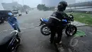 Seorang pengendara motor memutar balik untuk menghindari banjir di jalan Gunung Sahari, Jakarta, Senin (9/2/2015).  (Liputan6.com/Faizal Fanani)