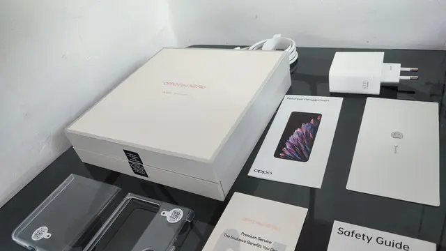 Paket penjualan Oppo Find N2 Flip (Liputan6.com/Giovani Dio Prasasti)