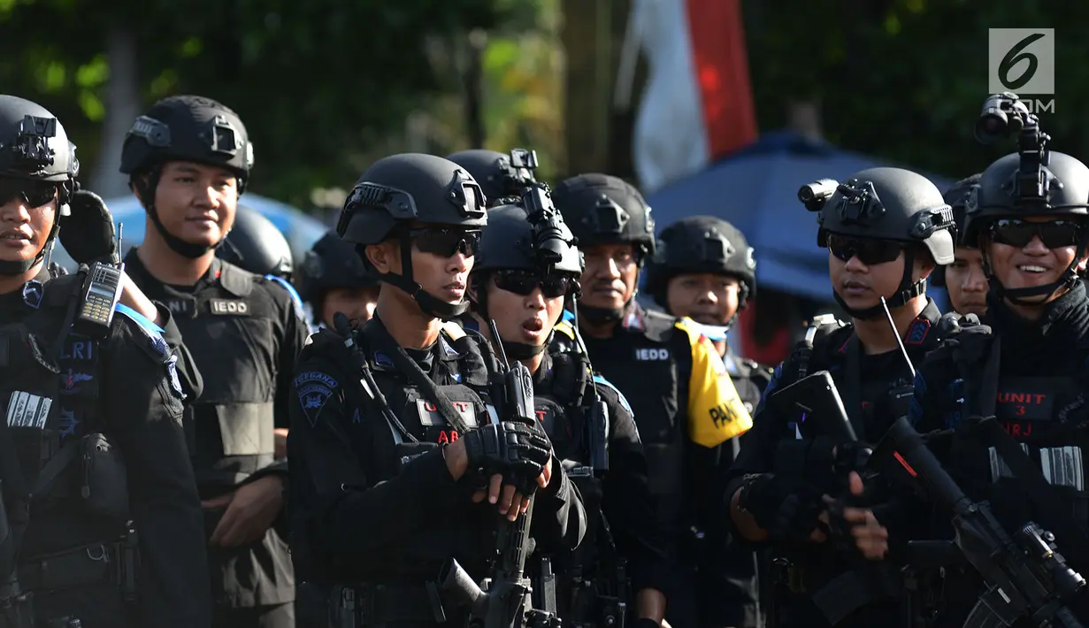 Aparat kepolisian saat mengikuti Apel Operasi Lilin 2018 di lapangan Polda Metro Jaya, Jakarta, Jumat (21/12). Operasi digelar dalam rangka pengamanan Natal 2018 dan Tahun Baru 2019. (Merdeka.com/Imam Buhori)