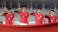 Empat pemain starting XI Timnas Indonesia U-20 (dari kiri) Arkhan Kaka, Rahmat Syawal, Sulthan Zaky dan Mufli Hidayat berbaris memberi hormat saat menyanyikan lagu kebangsaan Indonesia Raya jelang menghadapi Timnas China U-20 pada laga uji coba internasional di Stadion Madya Gelora Bung Karno, Senayan, Jakarta, Jumat (22/3/2024). (Bola.com/Abdul Aziz)