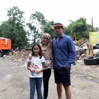 Okie Agustina beserta buah hatinya, dan temannya Ananta Kusuma di kawasan Kalibata, Jakarta Selatan. Ia juga mengapresiasi dengan para petugas kebersihan yang setiap hari bergelut dengan sampah yang bau menyengat. (Nurwahyunan/Bintang.com)